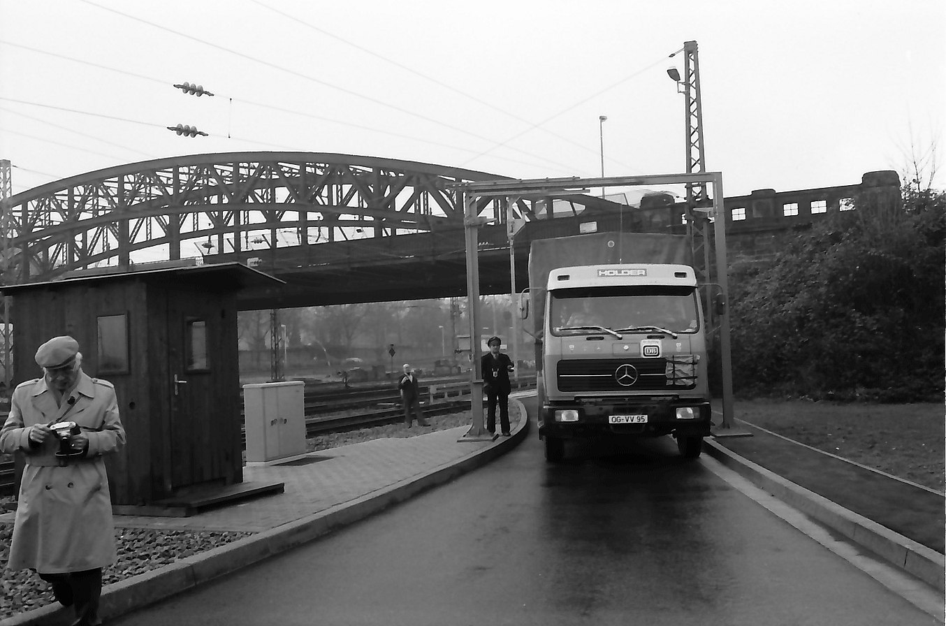 Freiburg Güterbahnhof; Die rollende Landstraße; Lastwagen fahren auf LAB