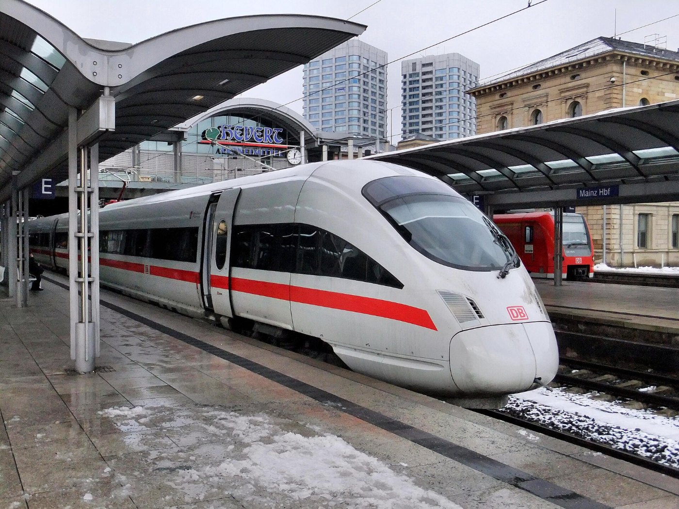 Mainzer Hauptbahnhof auf Bahnsteig zu Gleis 4 Richtung Koblenz (Hochsteg
