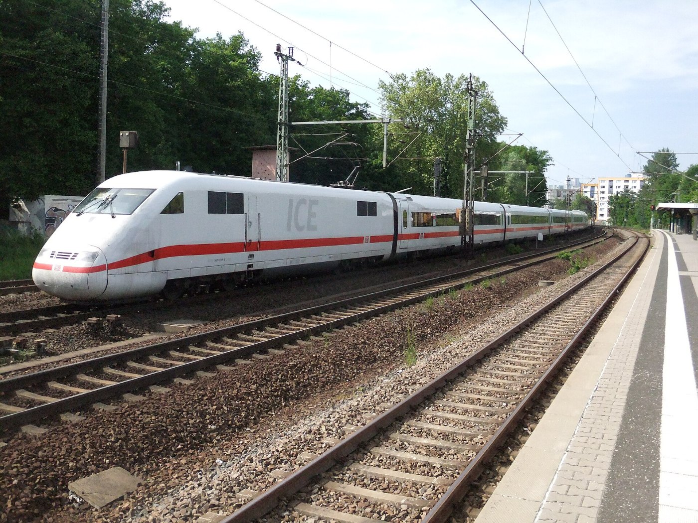 Frankfurt am Main Bahnhof Frankfurt Louisa auf Bahnsteig zu Gleis 2 Rich