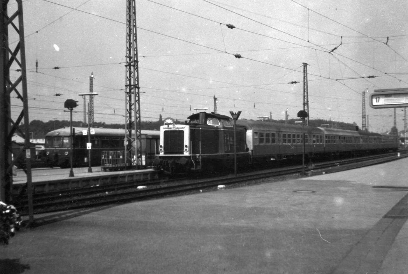 Diesellok der Baureihe 211 und Akkutriebwagen der Baureihe 515.jpg Düren