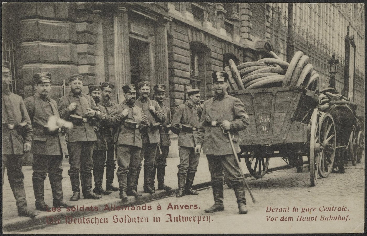 Les soldats Allemandes à Anvers. Devant la gare Centrale. Die Deutschen