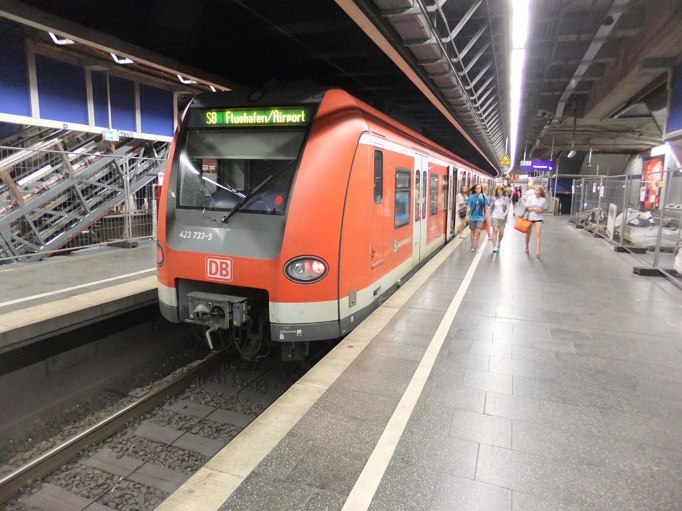 München Bahnhof Karlsplatz auf Bahnsteig zu Gleis 1 Richtung Bahnhof Mün