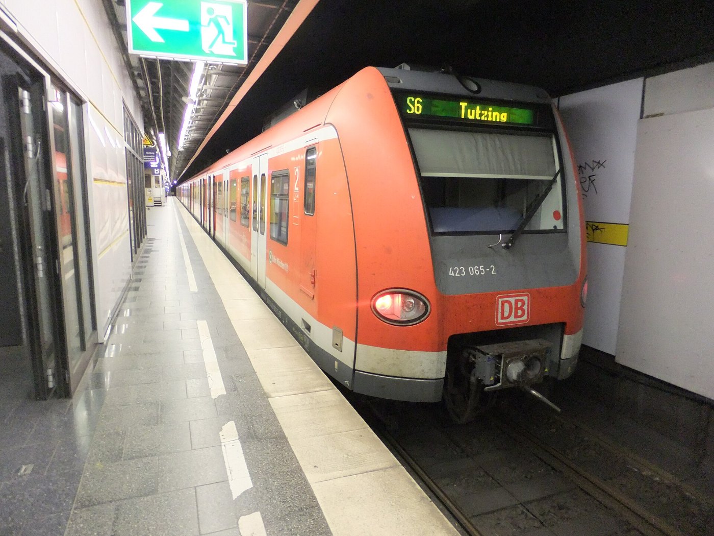 München Bahnhof Rosenheimer Platz auf Bahnsteig zu Gleis 2 Richtung Münc
