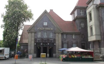 Pankow station entrance and market