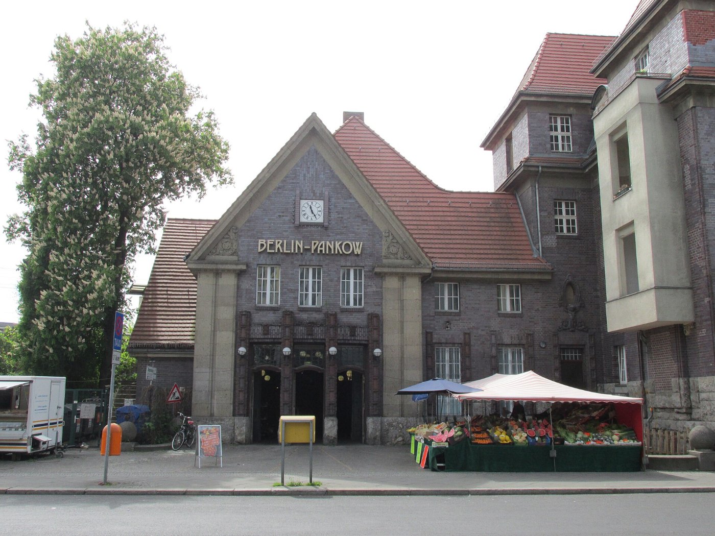 Pankow station entrance and market