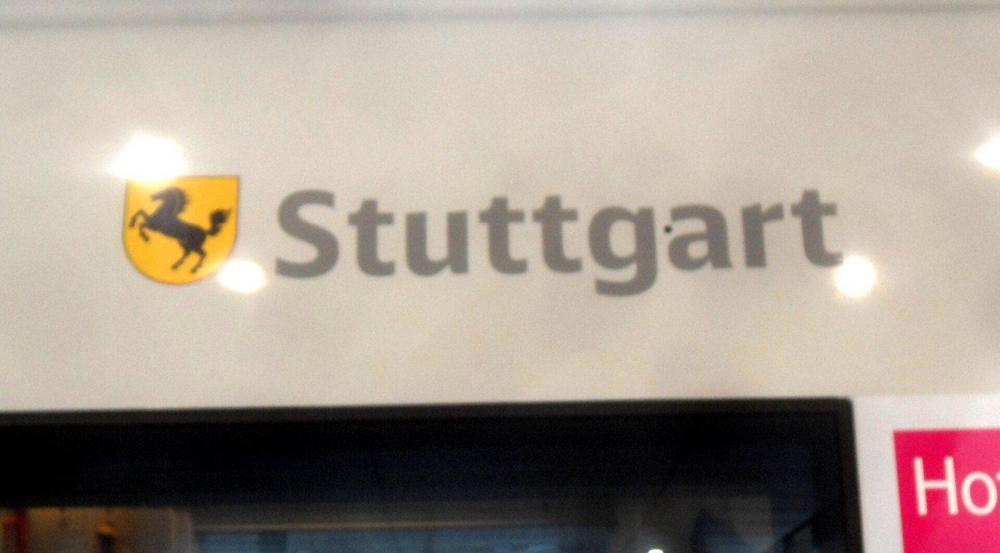Frankfurt am Main Flughafen Fernbahnhof auf Bahnsteig zu Gleis 7 ICE 403