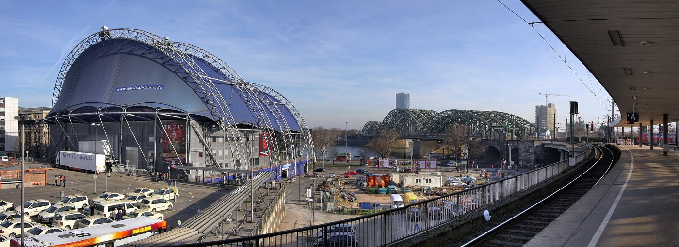 Musical Dome Hohenzollernbrücke Bahnsteig 11 Hauptbahnhof Köln (0436 44)