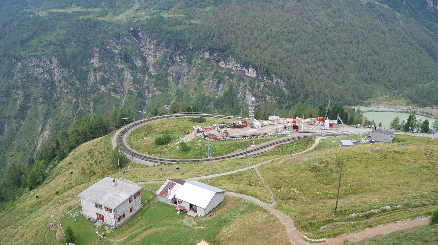 Alp Gruem Railwaystation Alp Gruem Sky turn Lake Palue 01