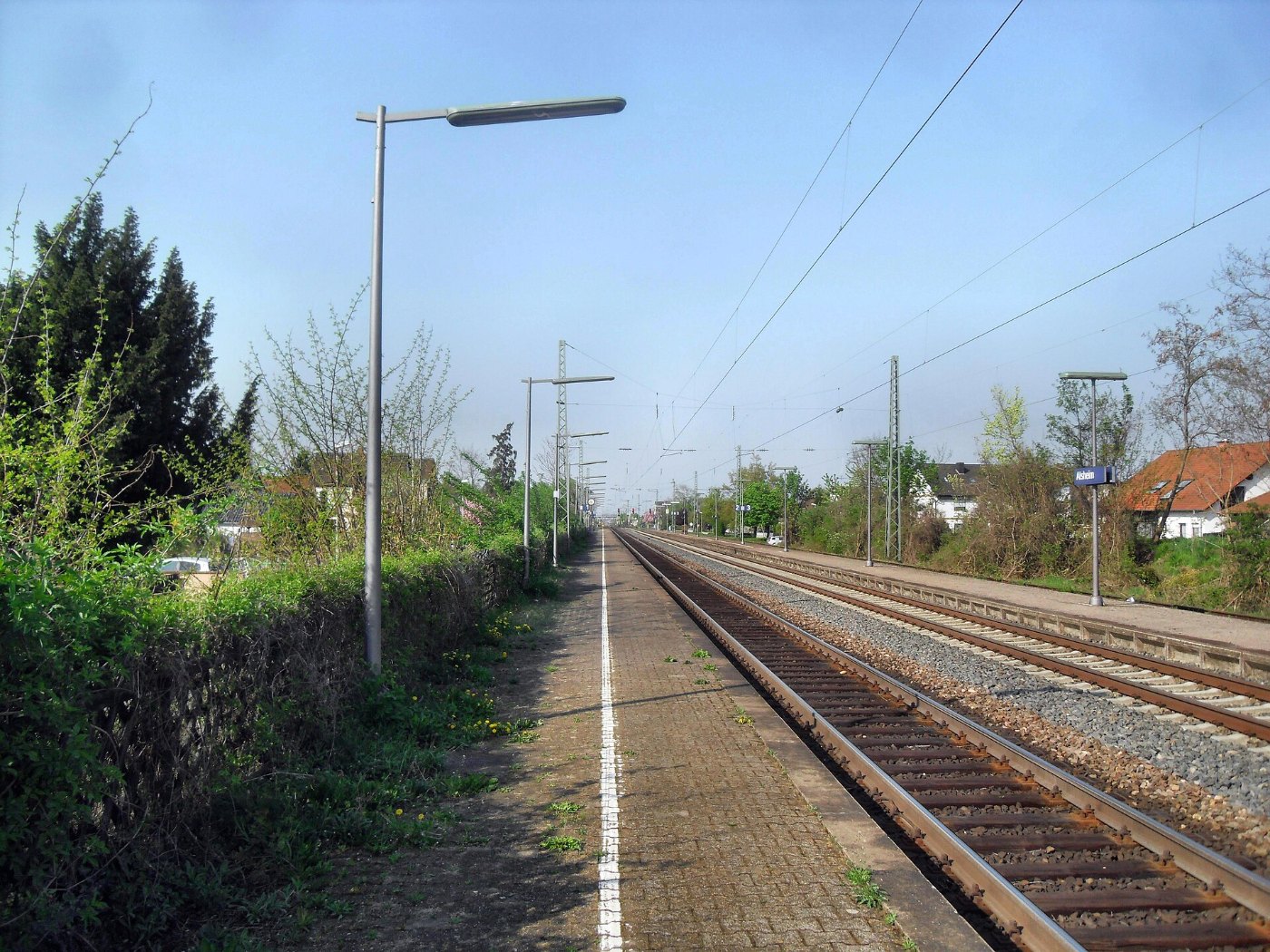 Alsheimer Bahnhof auf Bahnsteig zu Gleis 1 Richtung Mainz 14.4.2009