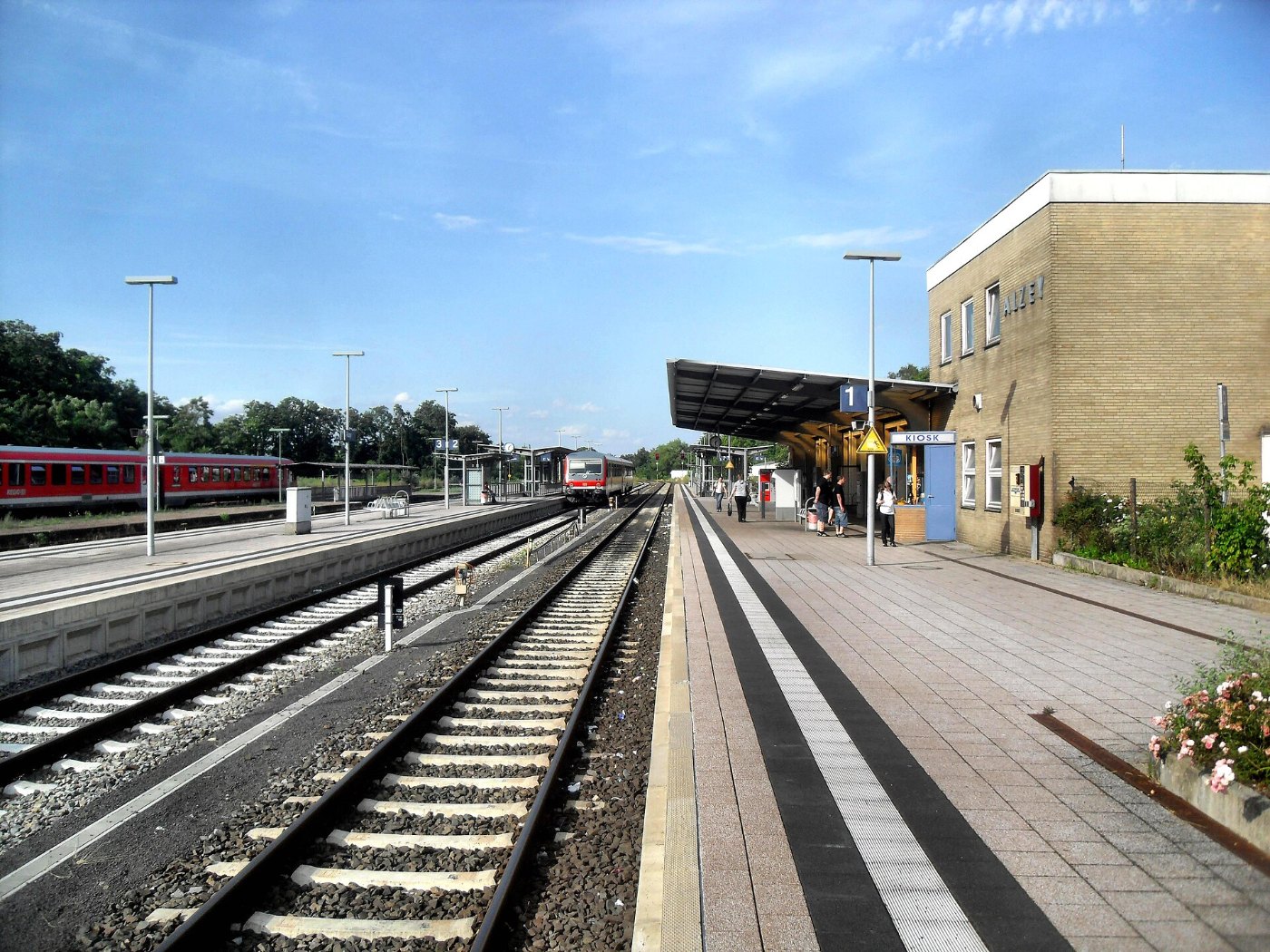 Alzeyer Bahnhof auf Bahnsteig zu Gleis 1 Richtung Mainz 22.7.2009