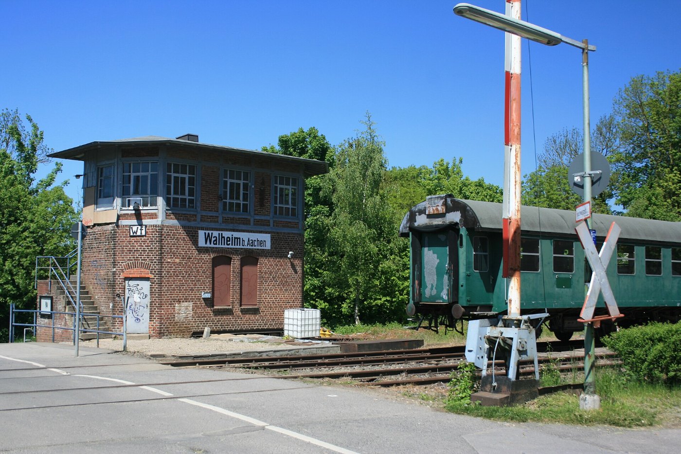 Stelltisch in einem Stellwerk mit Gleisbild und Meldern