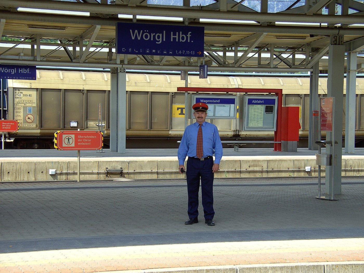 Woergl Hbf Bahnsteige mit Fahrdienstleiter