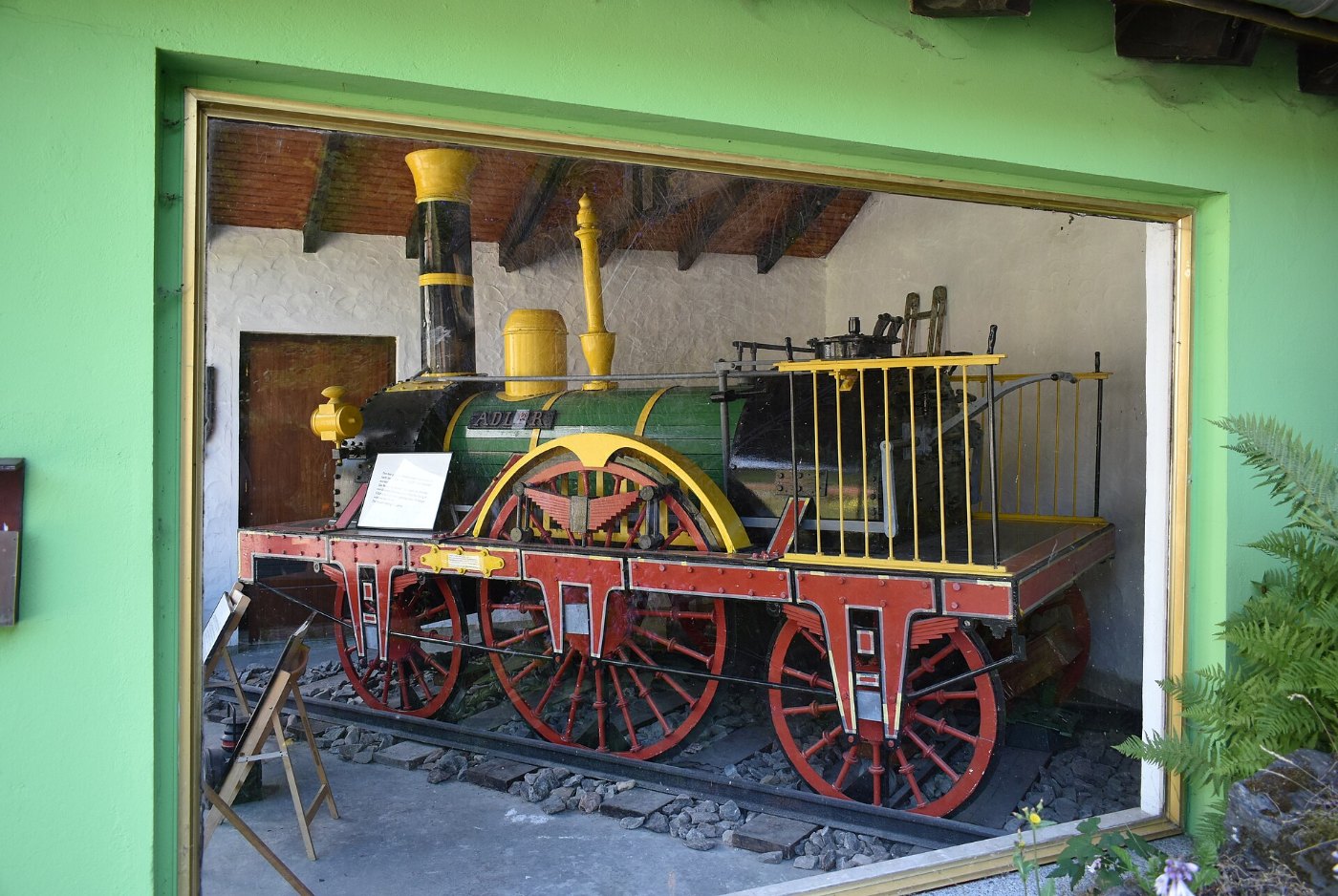 Güterzug auf einer ansteigenden Bahnstrecke