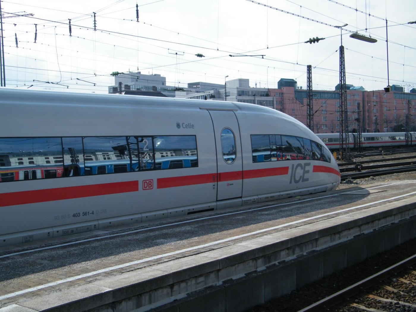 ICE 3 auf einer Schnellfahrstrecke