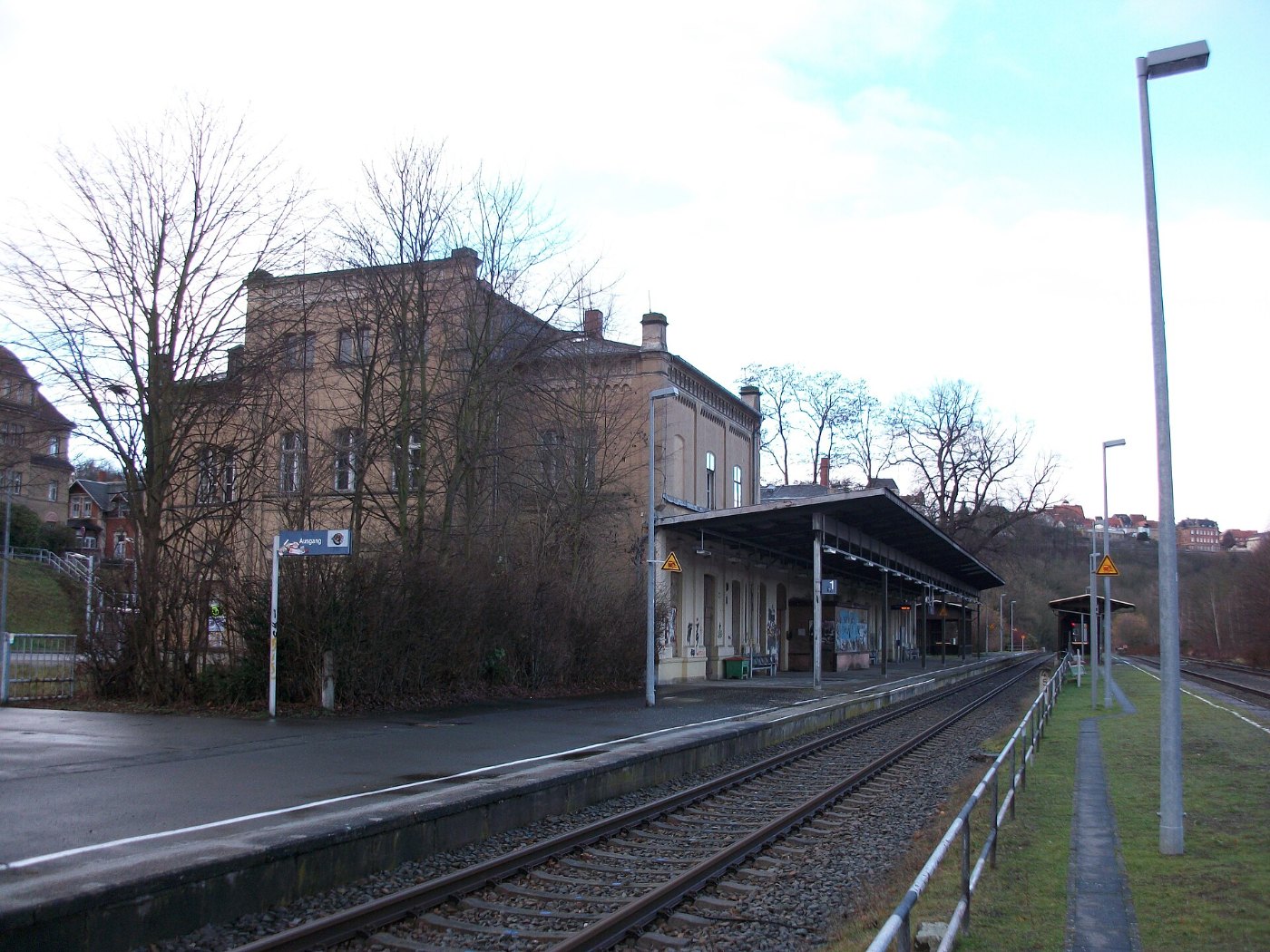 Empfangsgebäude eines Bahnhofs
