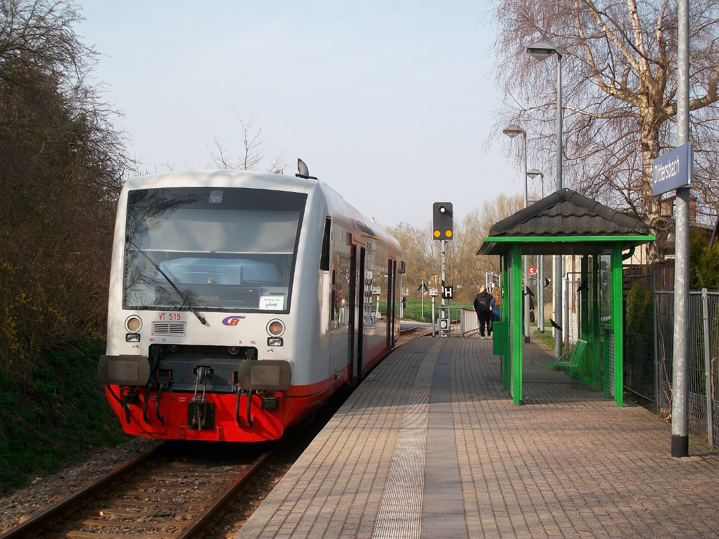 Regionalzug an einem Bahnsteig