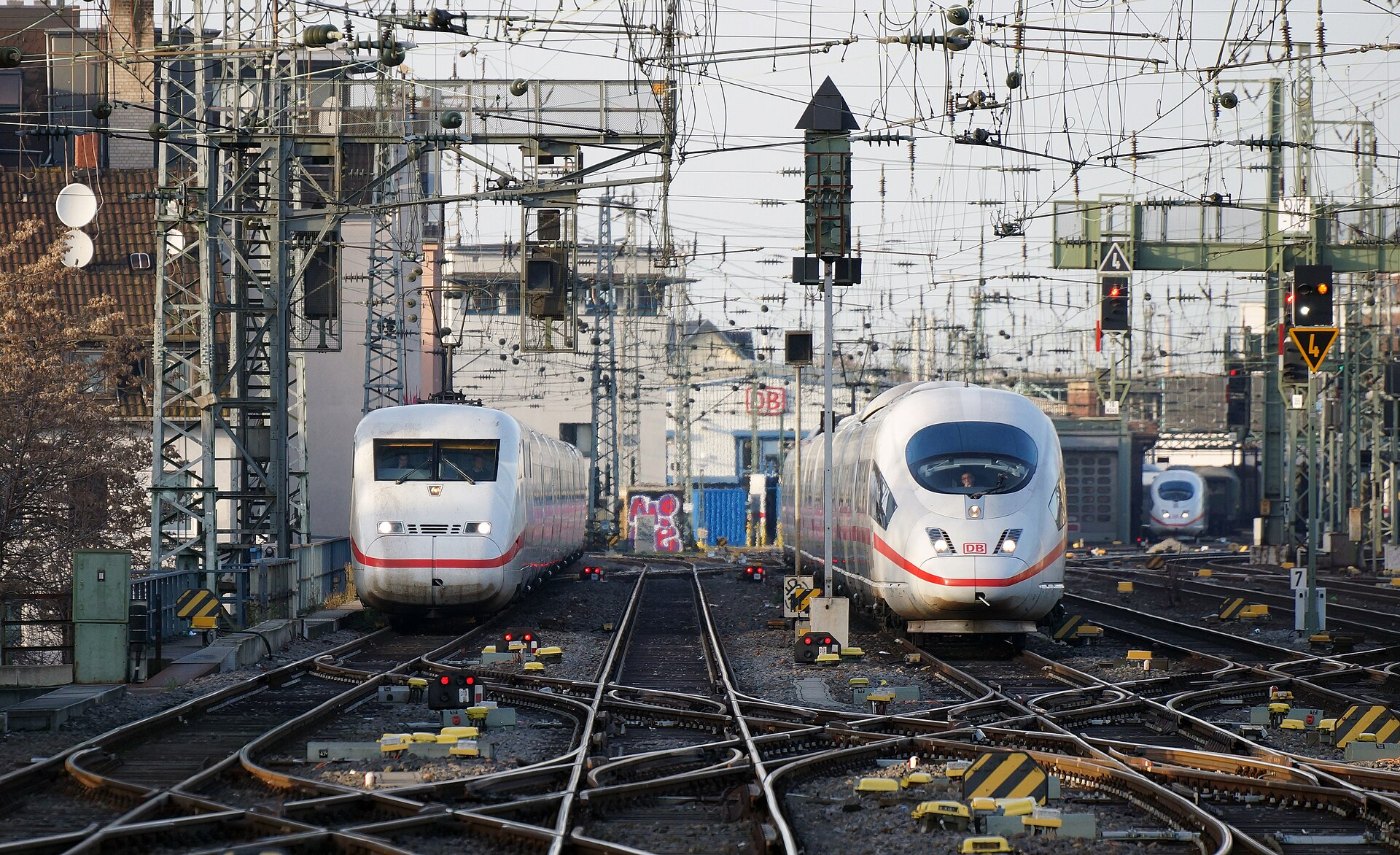 Oberleitung über einer Bahnstrecke