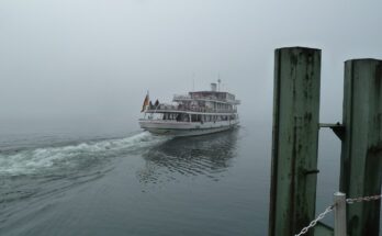 MS Schwaben vor einer Nebelbank