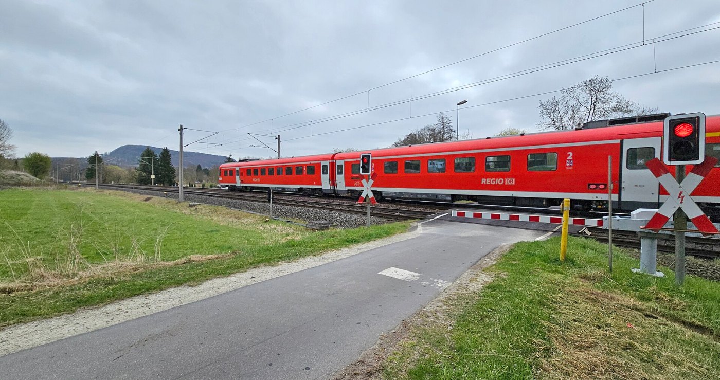 Uder Halle Kasseler Eisenbahn Bahnübergang Brückenstraße 2025 15