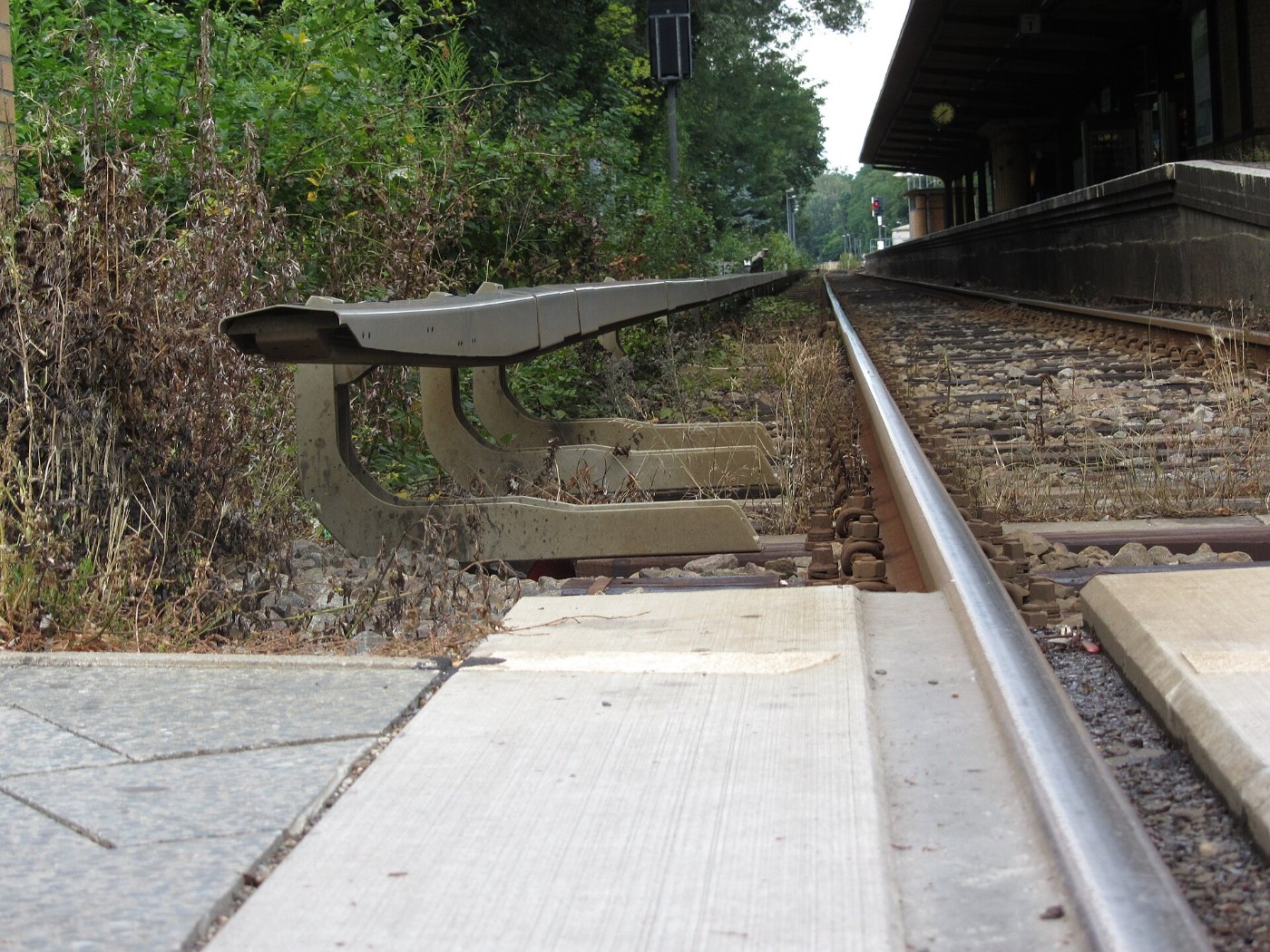 Stromschiene unterbricht am Bahnuebergang Berlin Lichtenrade S Bahn LWS0