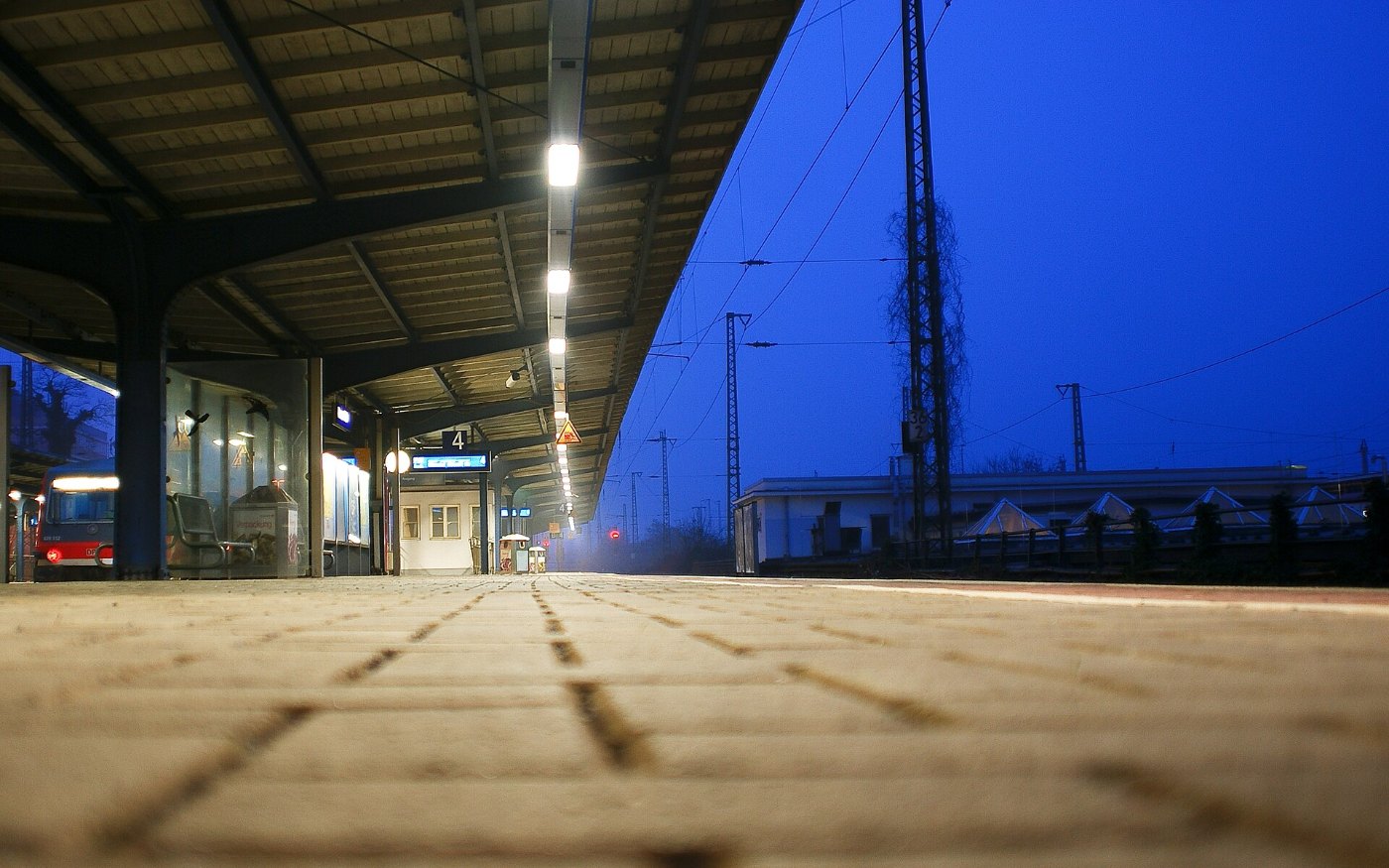 Neuss Hauptbahnhof Gleis 4 (Froschperspektive)