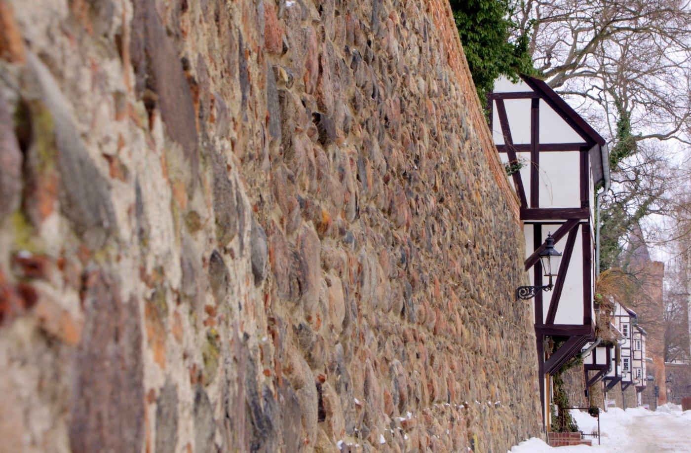 Die Neubrandenburger Stadtmauer mit Wiekhäusern und Fangelturm