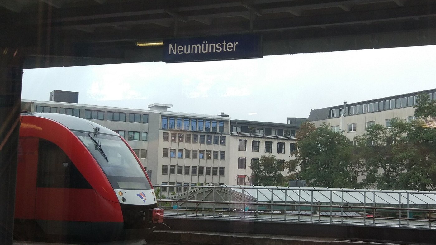 Bahnhofsschild Neumünster