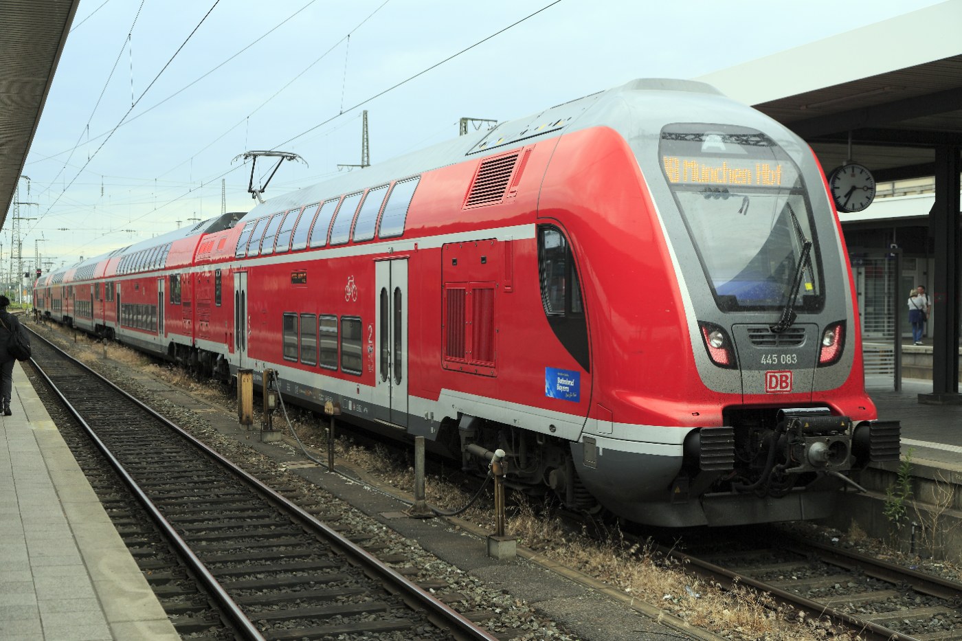 Zug am Bahnsteig im Nürnberger Hauptbahnhof