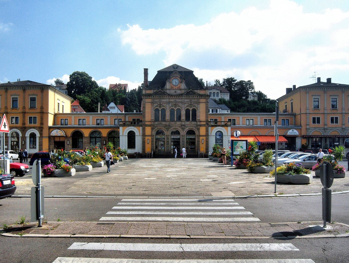 Neustadt (Weinstraße) Hauptbahnhof Bahnhofsvorplatz mit Haupteingang 23.