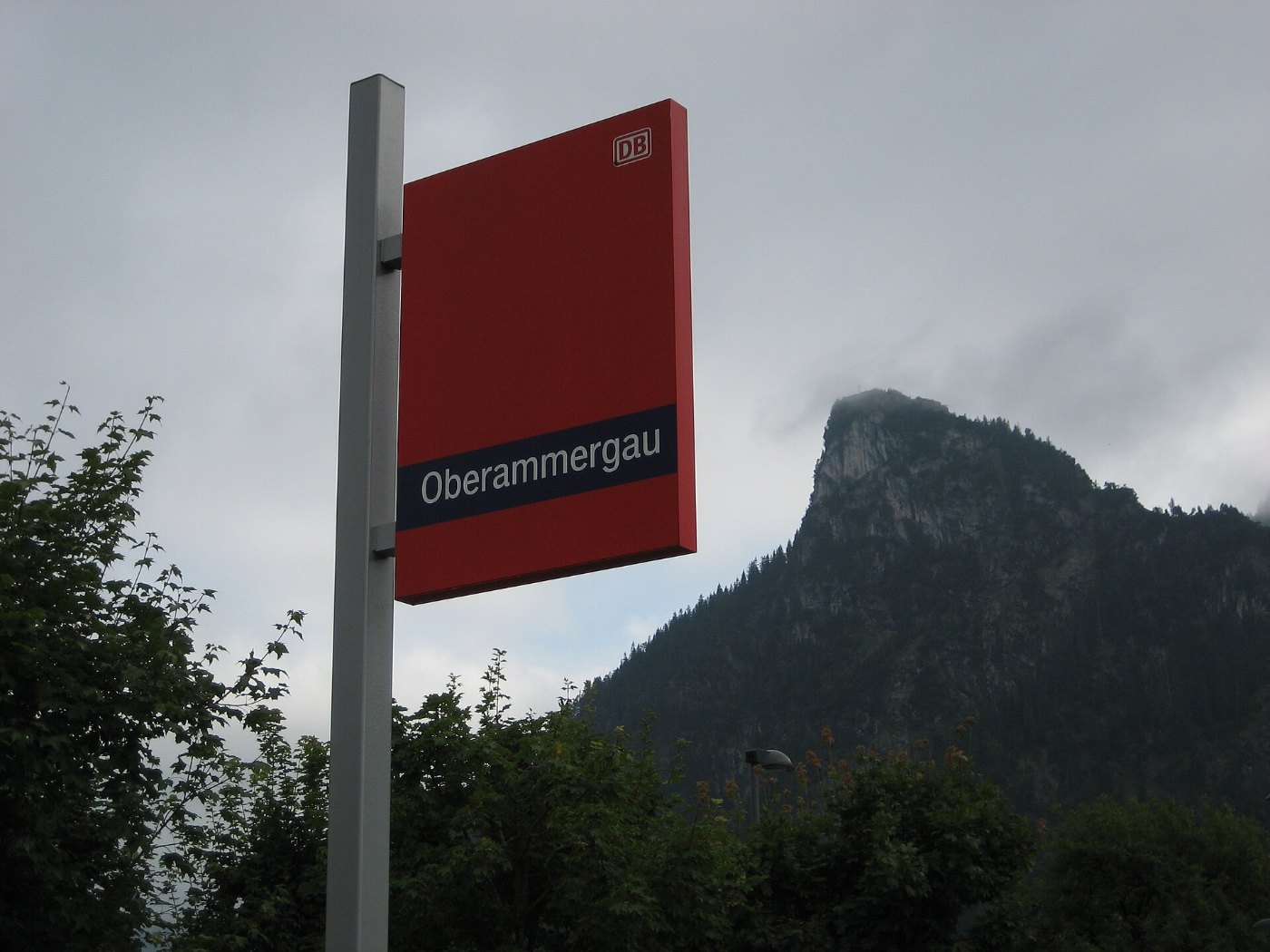 Oberammergau, Bahnhofsschild und Kofel