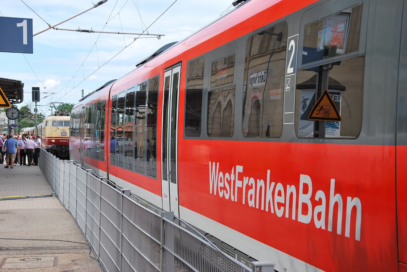 Öhringen Hbf Triebwagen Hohenlohe und Lokomotive 103 222 6