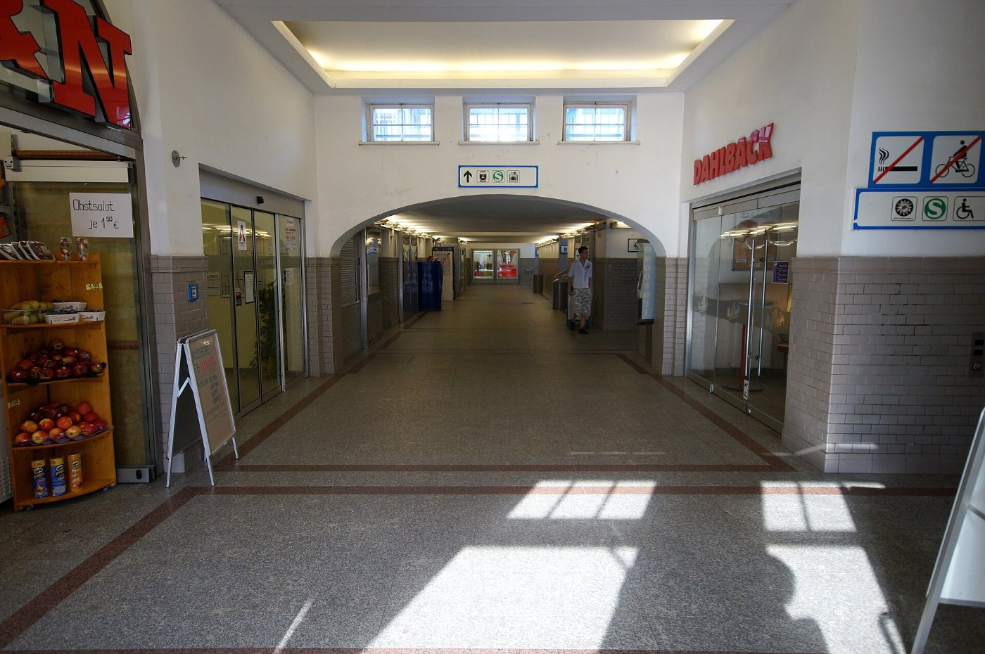 Oranienburg Bahnhof Oranienburg Bahnhofsgebäude Eingangshalle und Fußgän
