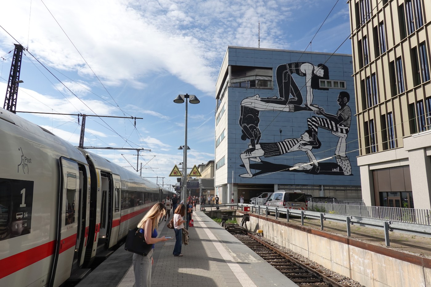 Ein Bahnsteig des Augsburger Hauptbahnhofs