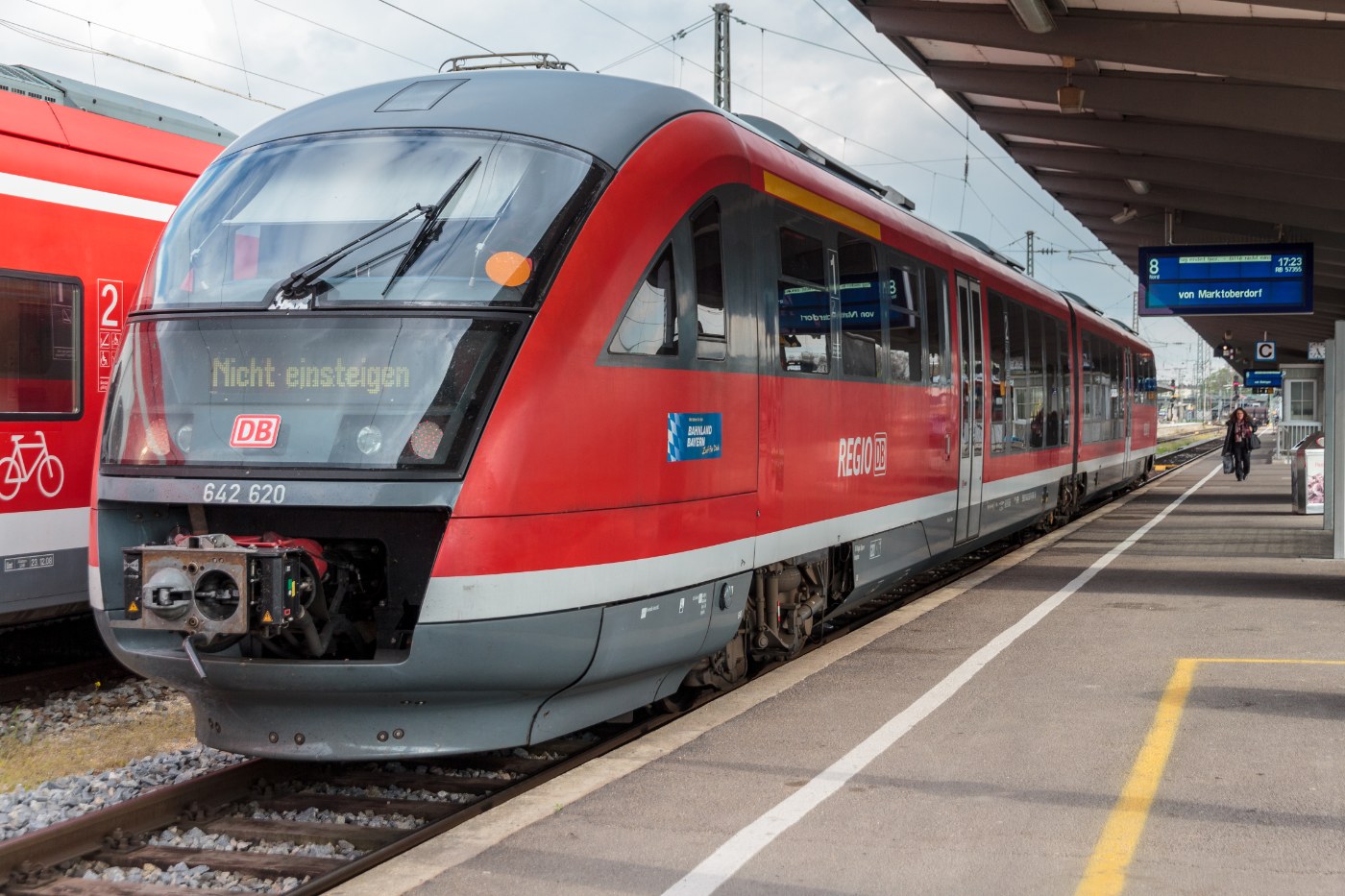 Ein Triebwagen im Augsburger Hauptbahnhof