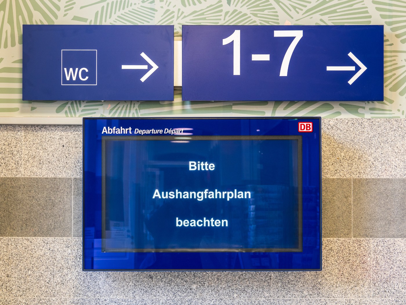 Anzeige im Bahnhof Baden-Baden