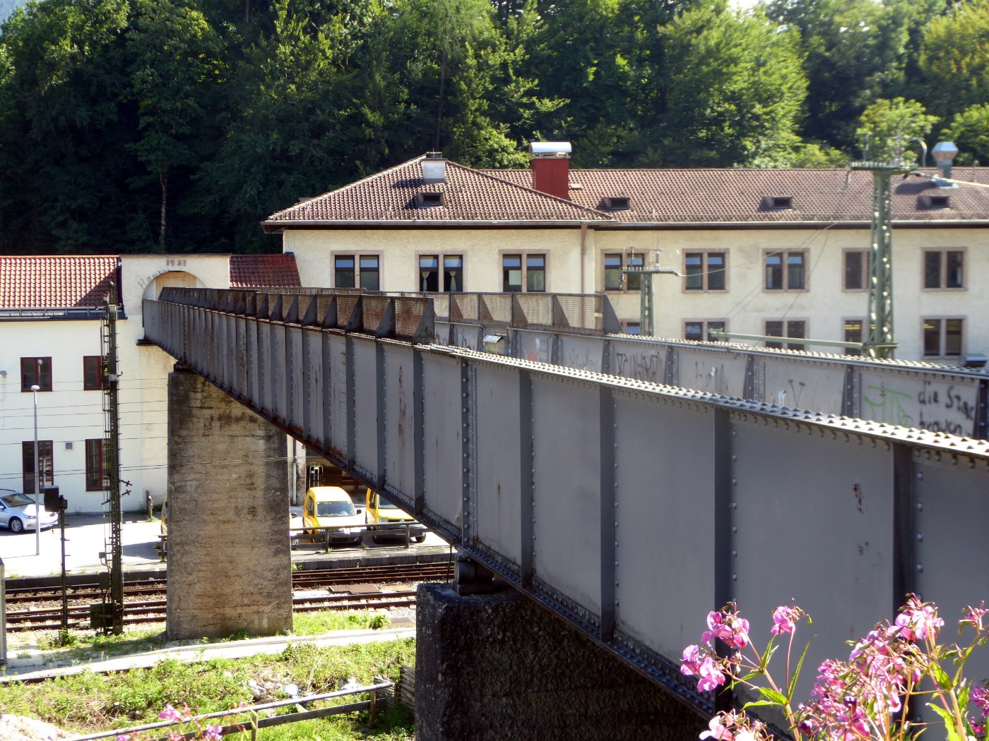 Blick von der Fußgängerbrücke über die Gleise in Berchtesgaden