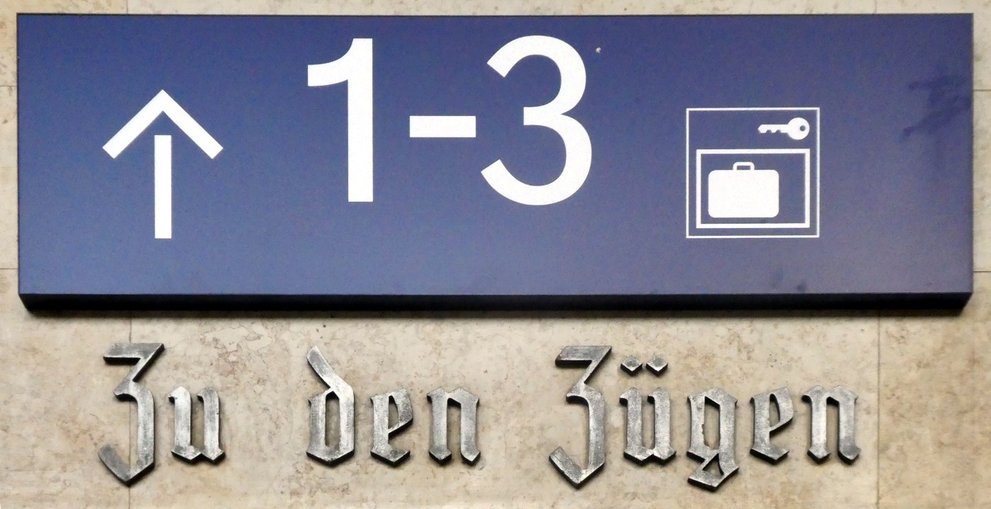 Weg zu den Zügen im Hauptbahnhof Berchtesgaden