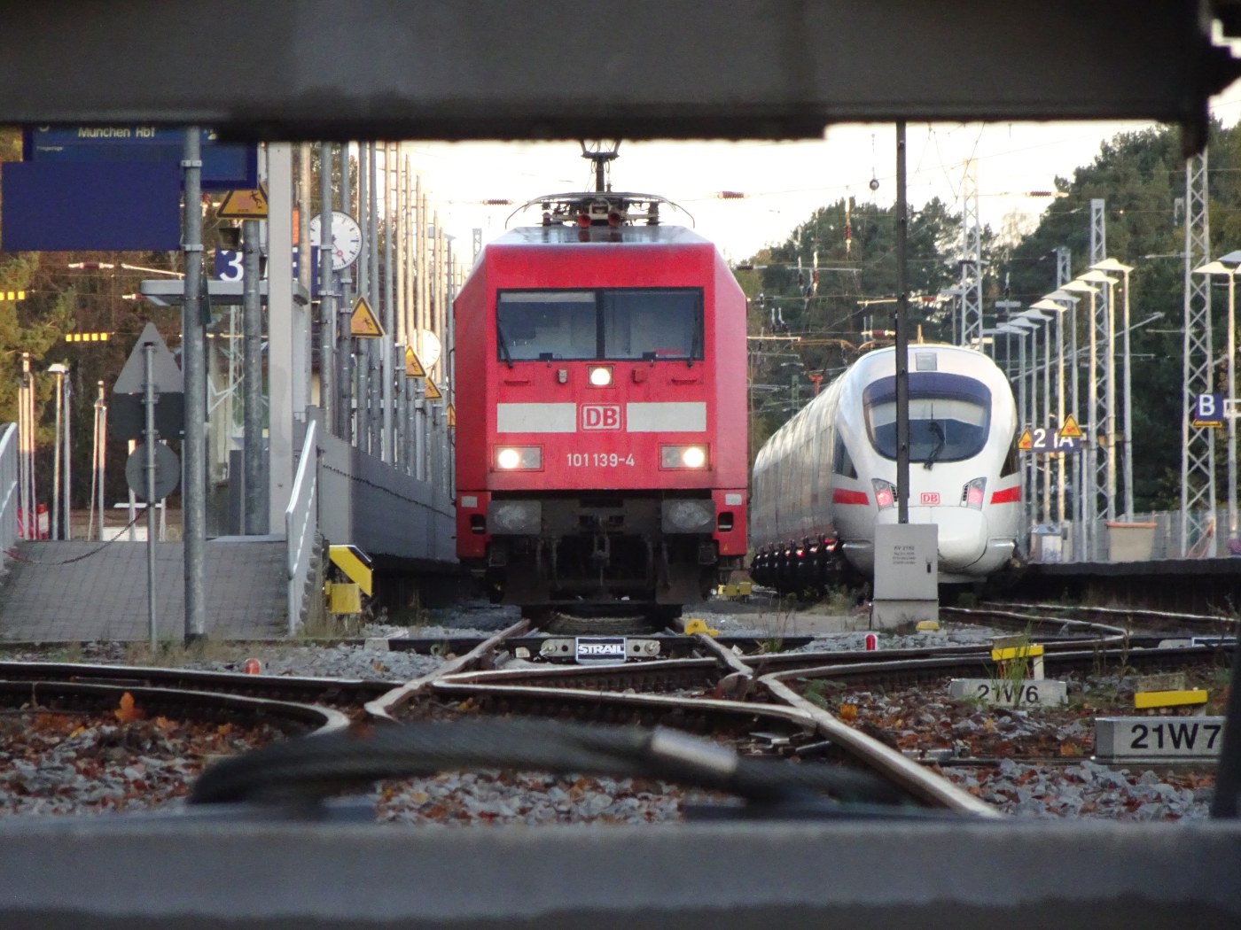 ICE im Bahnhof Binz