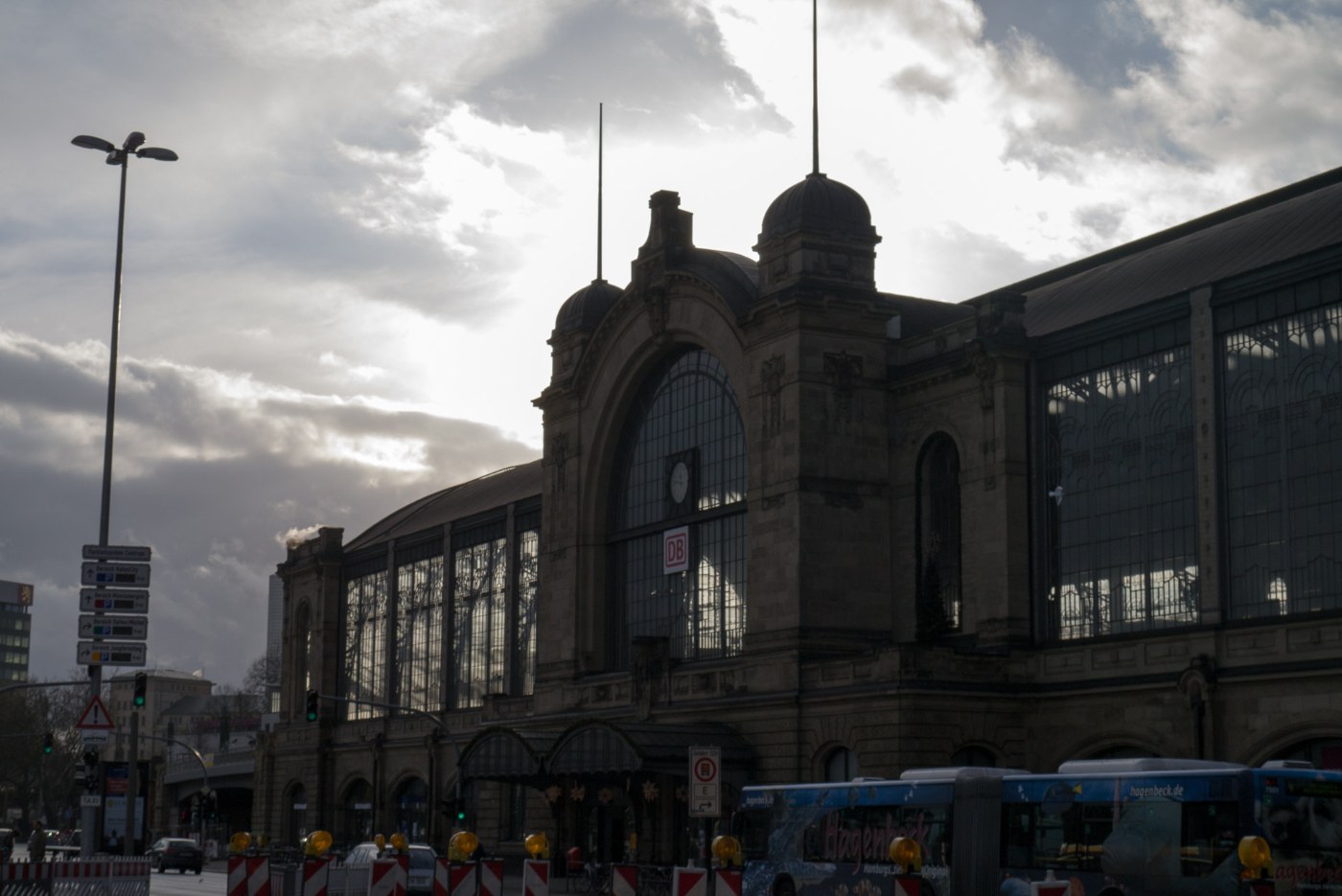 Bahnhof Dammtor unter Wolken