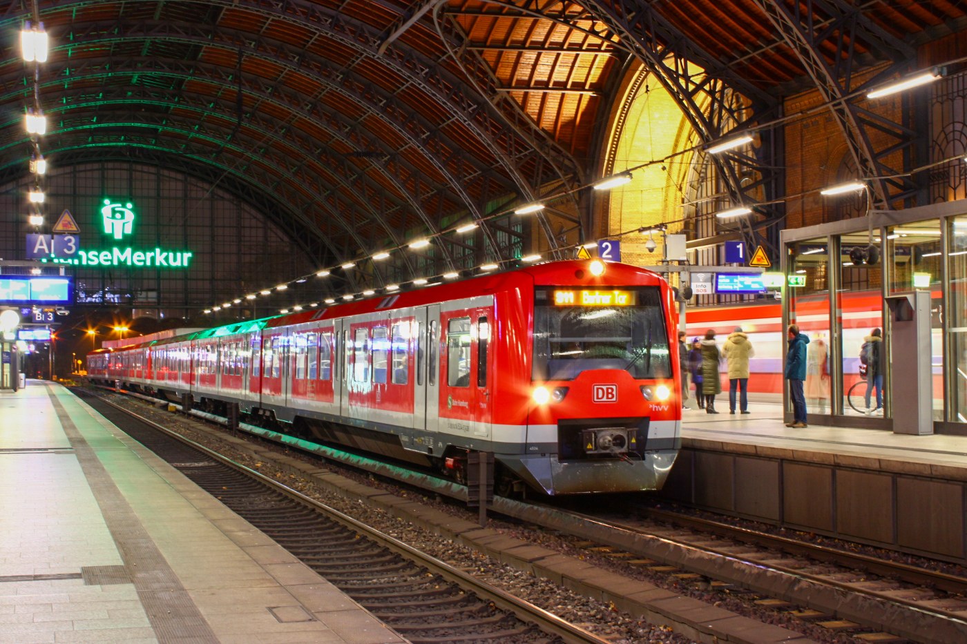 S-Bahn am Haltepunkt Hamburg-Dammtor