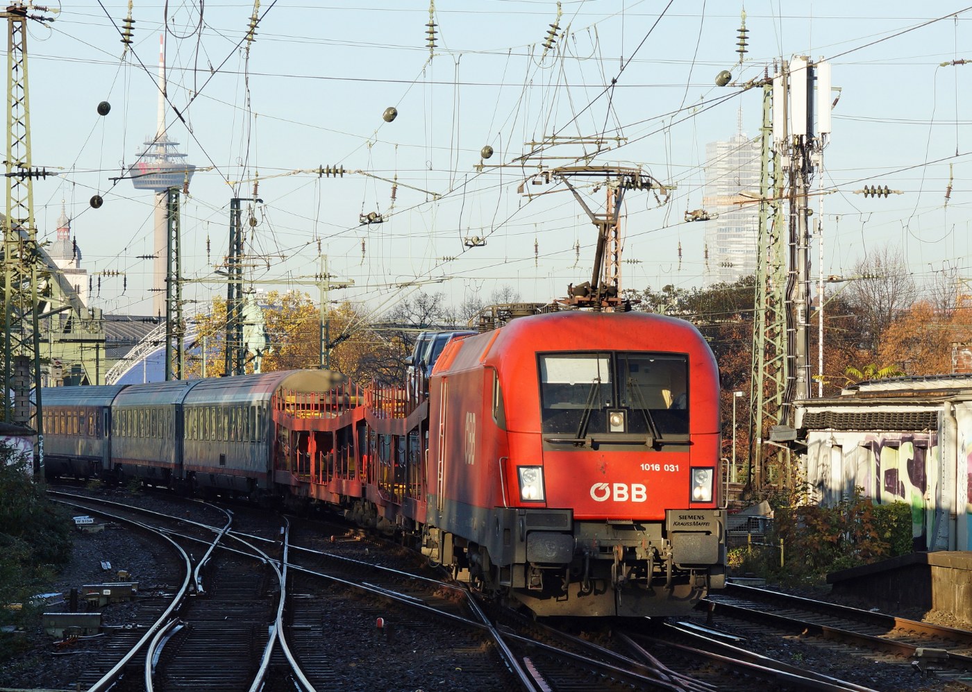 Zug im Bahnhof Köln-Deutz