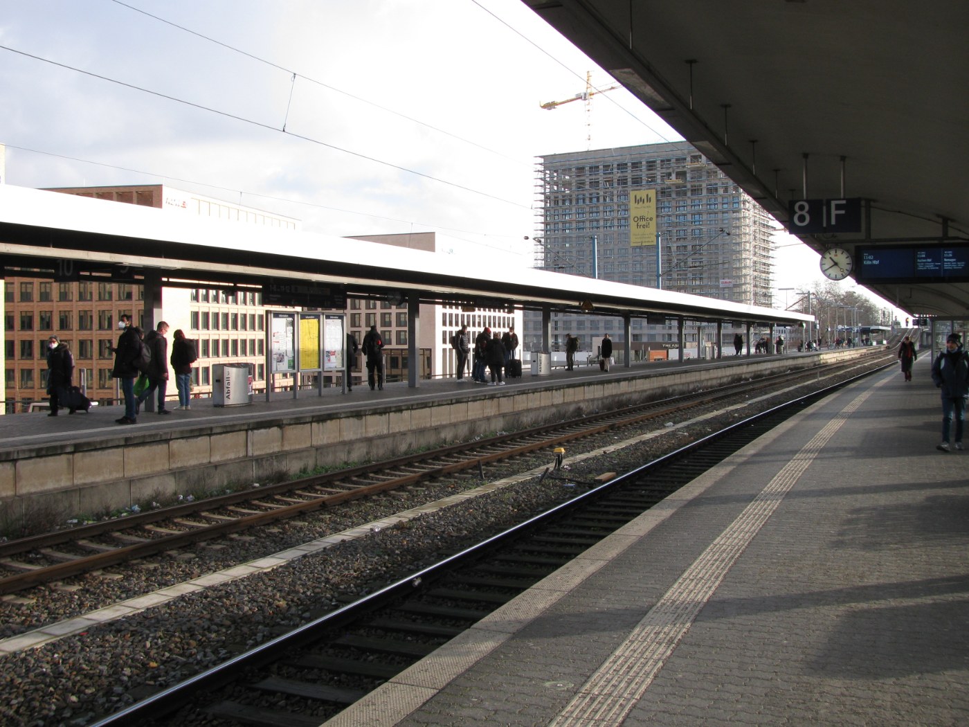 Bahnhof Köln-Deutz, Seitenansicht
