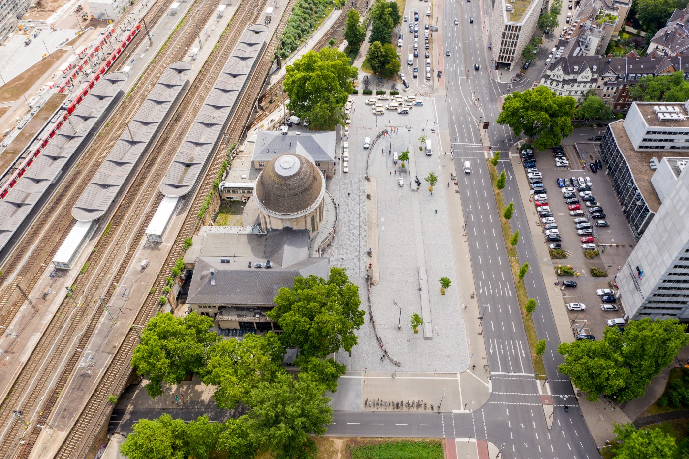 Luftaufnahme des Bahnhofs Köln Messe/Deutz