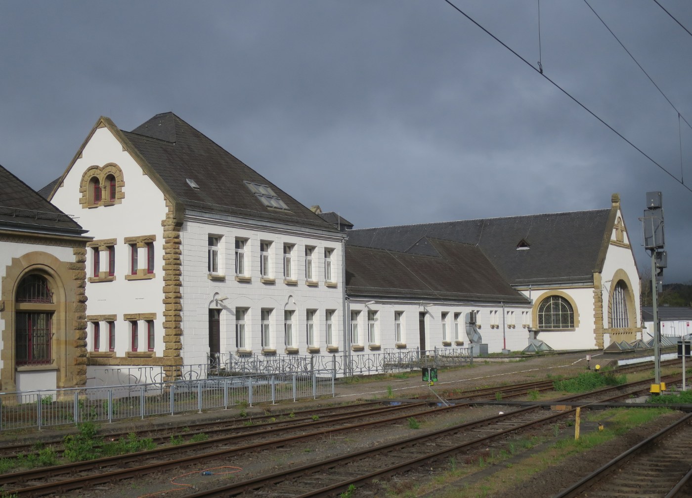 Bahnsteigseite des Eisenacher Hauptbahnhofs