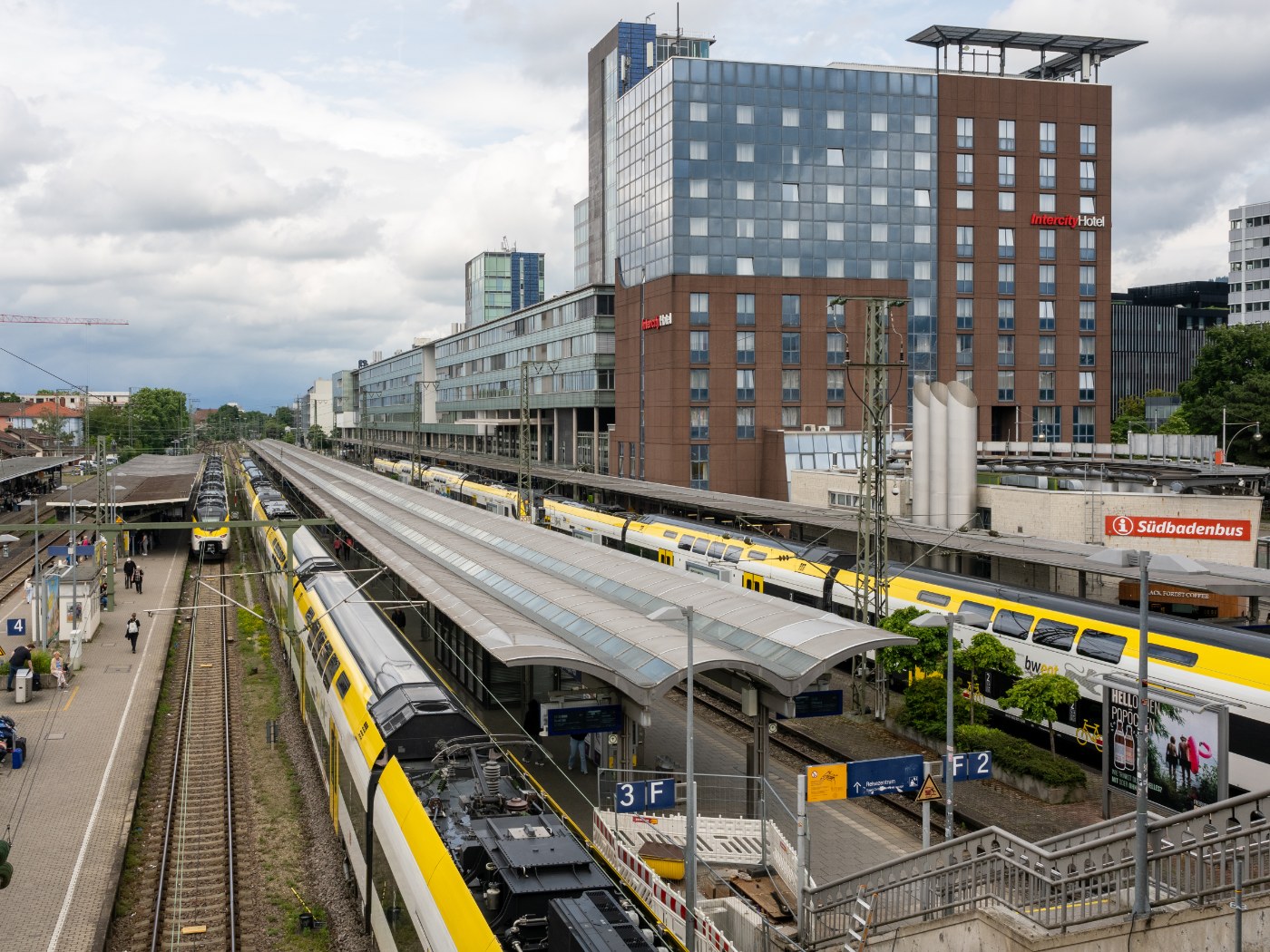 Freiburger Hauptbahnhof mit Intercity-Hotel
