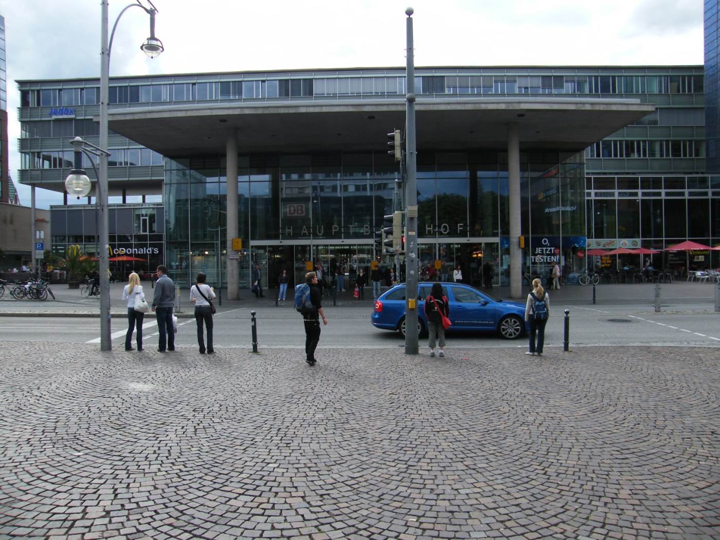 Front des Freiburger Hauptbahnhofs