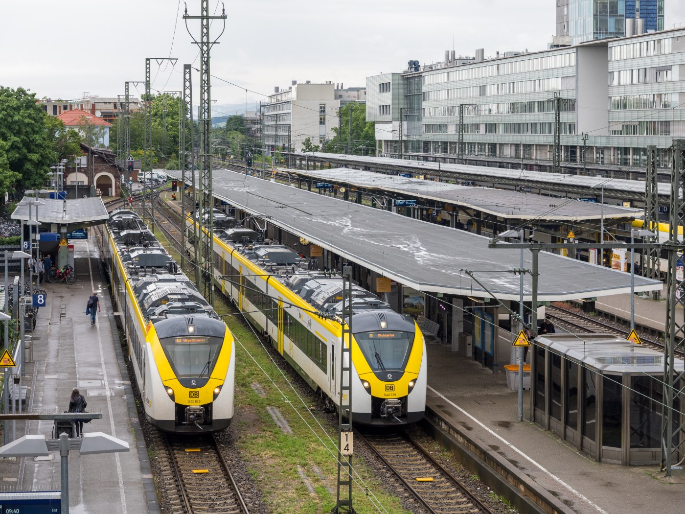 Bahnsteige mit S-Bahnen im Freiburger Hauptbahnhof