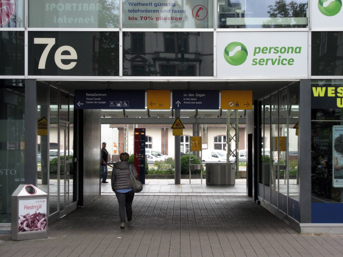 Durchgang zu Gleis 1 im Freiburger Hauptbahnhof