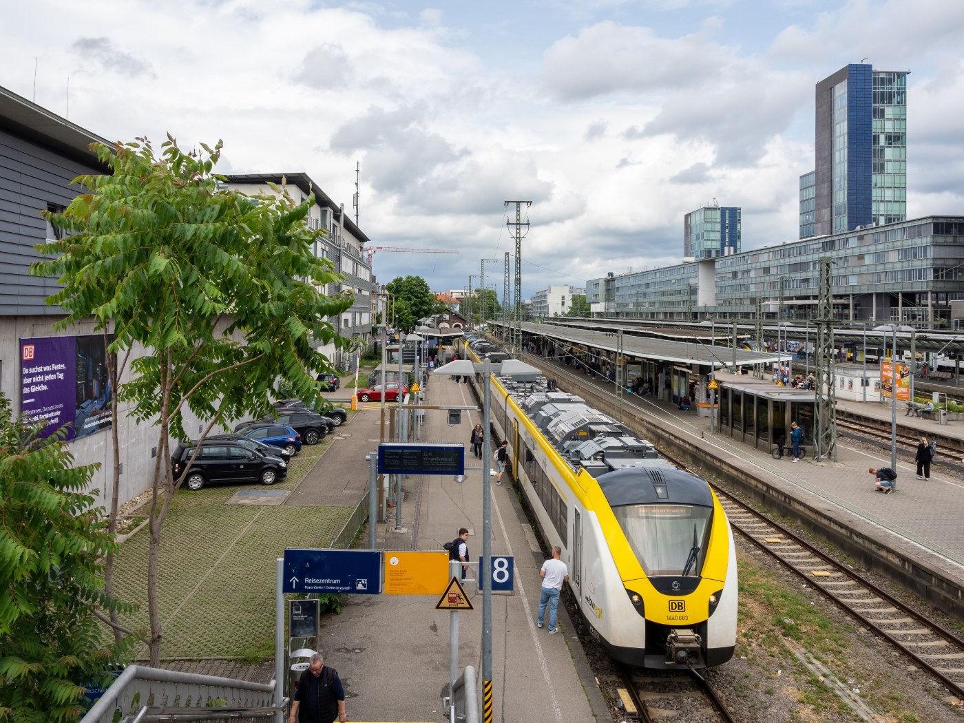 Triebzug im Freiburger Hauptbahnhof