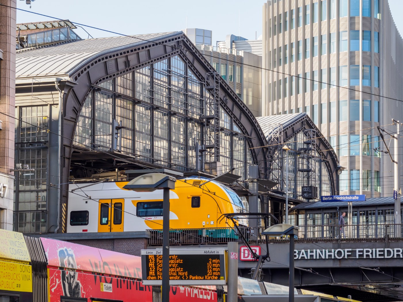 Ostseite der Bahnsteighalle Friedrichstraße